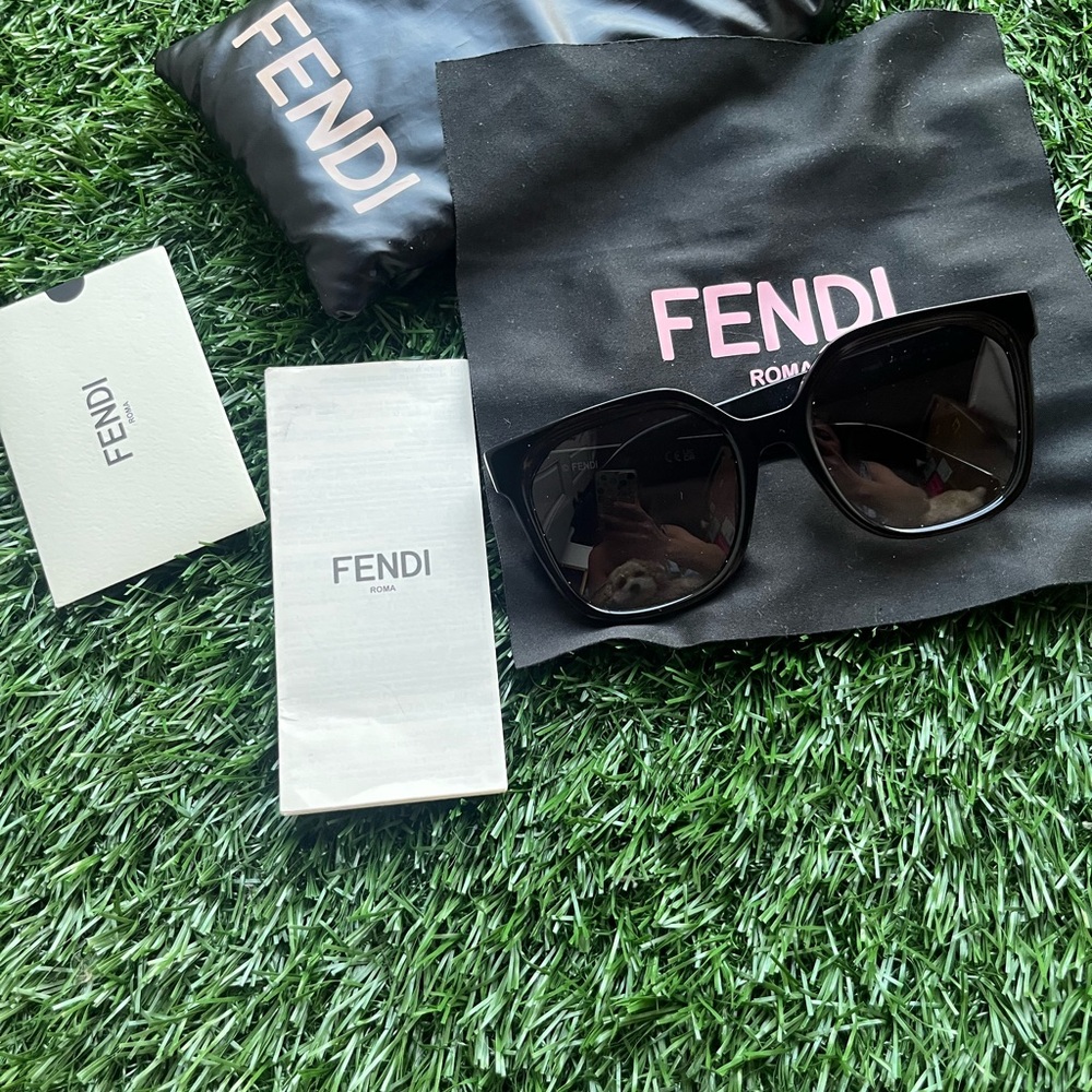 Fendi Logo Oversized Square Acetate
Sunglasses- Black